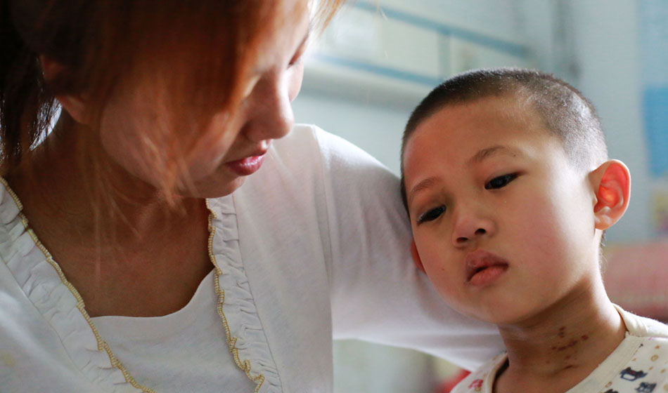 小彬嫻，7歲，家住邯鄲磁縣桑莊村，前一天還在家里玩得十分開(kāi)心。3月21日凌晨2點(diǎn)多，她的鼻子突然開(kāi)始流血，小彬嫻的爸爸桑先生立刻抱起孩子跑到了村里的小門(mén)診，醫(yī)生本以為只是普通的上火流鼻血，建議回去冰敷，細(xì)心的爸爸看到孩子的喉嚨一直在吞咽什么東西，突然從小彬嫻的嘴里涌出大量鮮血，醫(yī)生和桑先生頓時(shí)嚇懵了，醫(yī)生建議趕緊送往大醫(yī)院。當(dāng)天下午，父母帶孩子來(lái)到邯鄲市第四醫(yī)院，在此過(guò)程中，小彬嫻不斷出現(xiàn)吐血的情況，經(jīng)過(guò)醫(yī)生檢查當(dāng)時(shí)的小彬賢體內(nèi)所剩的血液不足300個(gè)血小板(正常人每立方毫米血液中大約含有10～30萬(wàn)個(gè)血小板).經(jīng)過(guò)4天的輸血治療，小彬嫻的情況并沒(méi)有好轉(zhuǎn)。3月24日，第四醫(yī)院對(duì)其進(jìn)行了2遍血常規(guī)的檢驗(yàn)，發(fā)出了“隨時(shí)都有生命危險(xiǎn)”的通知。情況緊急，桑先生傍晚帶孩子趕到了邯鄲市中心醫(yī)院。3月25日，小彬賢經(jīng)過(guò)2次骨髓穿刺檢查，并到天津研究院做了進(jìn)一步確認(rèn)，最后被確診為“急性粒細(xì)胞白血病M3型”。