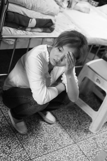 女兒熟睡之后，媽媽總會(huì)一個(gè)人想很多，女兒的病情、巨額的醫(yī)療費(fèi)用時(shí)刻充斥著她的大腦，年輕的媽媽在這種情境下變得憔悴了很多，她不知道小彬嫻什么時(shí)候會(huì)好起來(lái)，帶著她穿梭在小公園里看著她稚嫩的笑。
