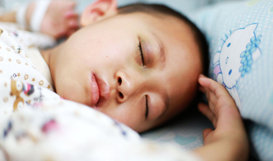 小彬嫻眼部、嘴部、脖子等出血點(diǎn)致使她無(wú)法吃硬東西，不小心劃破一下對(duì)她就是最大的損失，每個(gè)人都在保護(hù)著她，包括幼小的她自己。
