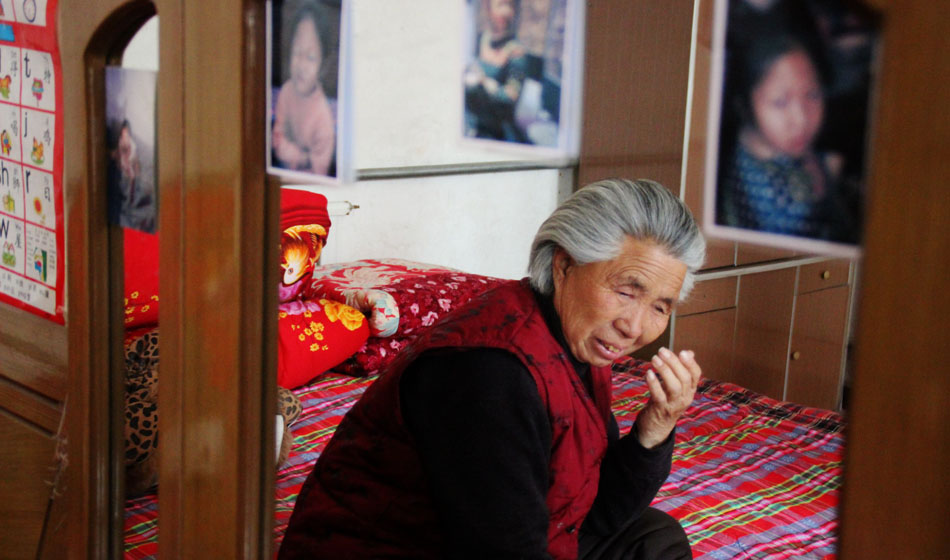 小彬嫻80歲的老奶奶每天在家祈禱小彬嫻早日回來(lái)?！袄夏棠套钣H”這是小彬嫻對(duì)“誰(shuí)最親”這個(gè)問(wèn)題最多的回答，小彬嫻和老奶奶就像是一對(duì)好朋友，兩個(gè)人在一起總是歡聲笑語(yǔ)。而現(xiàn)在，老奶奶每天看著鏡子前的小彬嫻的照片就會(huì)淚流滿(mǎn)面。