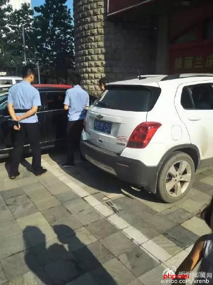 網(wǎng)友爆料：8月10日晚，邯鄲人民路西段，天晁小區(qū)附近，家具大世界門前，十幾輛小車玻璃被砸，車內(nèi)有價值財物被洗劫一空，目前警方已介入調(diào)查。