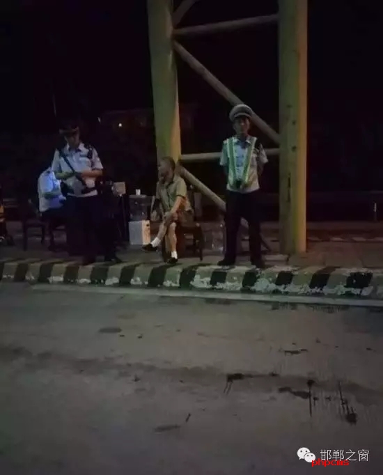 8月9日晚，磁縣交警大隊林坦中隊民警在執(zhí)行勤務中，對一輛小型普通客車進行例行檢查，該車司乘人員三人，其中兩名乘坐人員神情恍惚，非?？梢桑窬J真核對每名人員信息，經(jīng)網(wǎng)上對比查詢，系統(tǒng)提示陳某某具有吸毒史。執(zhí)勤民警立即對該車進行全面徹查，并對該車三名司乘人員做了尿檢，檢驗結(jié)果兩名乘坐人員為陽性。最終，經(jīng)過細致盤問，周某某、陳某某對其吸毒事情供認不諱。