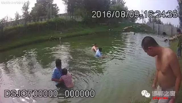 8月9日，邯鄲邱縣新馬頭鎮(zhèn)恒莊村南、駕校南側(cè)河道內(nèi)有一男一女兩人落水，民警接警后迅速趕到現(xiàn)場將二人拖上岸。經(jīng)了解得知，二人系夫妻，當日二人開車從家里出來到縣城辦事，路上因瑣事發(fā)生爭吵，車子開到駕校南側(cè)河邊時，男子氣憤的停下車，跳入河中聲稱要自殺，其妻見狀也跳進了河里，要一起去死。