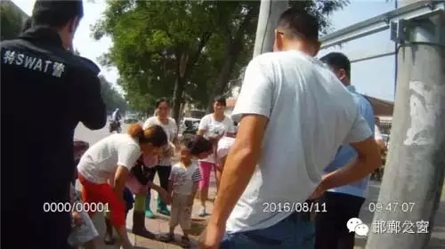 8月11日上午，邯鄲武安市公安局巡特警大隊民警巡邏至富強路北頭格力空調(diào)對面時，發(fā)現(xiàn)一名三歲小男孩獨自一人在路邊哇哇大哭。巡邏民警迅速下車詢問，從他斷斷續(xù)續(xù)的講述中，得知孩子未經(jīng)大人同意，自己跑出來玩，找不到家了，民警經(jīng)多方努力，終于安全把孩子送回家。