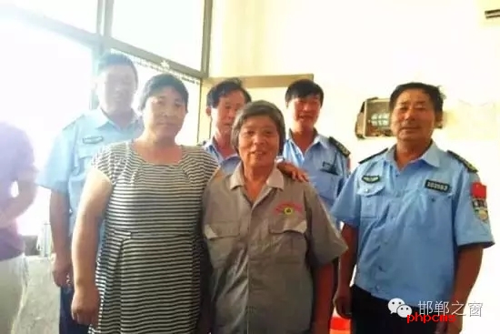 8月10日下午，何某到臨漳縣醫(yī)院給孩子看病，不慎將錢包丟失?？h醫(yī)院保潔員張付榮打掃衛(wèi)生時，在走廊坐椅上發(fā)現(xiàn)了錢包，看了看錢包里有很多錢和卡，她在原處等了好久也沒見人來領取，便將錢包送到保安室，經(jīng)清點發(fā)現(xiàn)里面有2700多元現(xiàn)金及銀行卡。幾經(jīng)周折，終于找到了著急尋找錢包的何某，通過確認無誤后，將錢包交還到了失主手中。