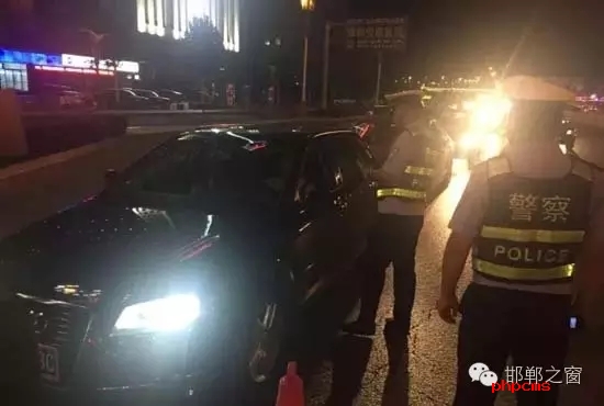 為保證奧運期間有一個良好的道路交通環(huán)境，針對疲勞駕駛、酒后駕駛等違法行為，邯鄲交警六大隊組織開展集中整治酒駕、醉駕專項行動。8月10日，交警六大隊出動警力130余名，出動警車15輛，設置執(zhí)勤卡點17處，從20時起至23時，在大隊轄區(qū)內(nèi)查獲了18個“酒鬼”以及涉牌涉證違法行為21起。當晚，在中華大街水廠路口，有一輛車為了逃避檢查，還試圖倒車逃跑。
