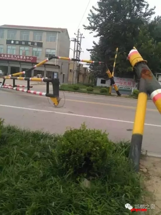 網(wǎng)友爆料：8月13日早上，邯鄲市臨漳東前坊表村附近的限高桿被撞倒。