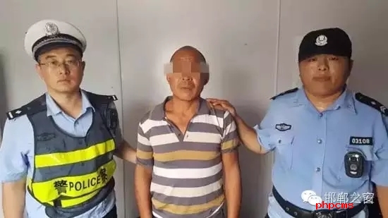 8月12日9時(shí)許，邯鄲大名鋪上高速口檢查站執(zhí)勤民警在對(duì)一輛由魏縣開(kāi)往北京客車進(jìn)行安檢時(shí)，發(fā)現(xiàn)一名網(wǎng)上逃犯。經(jīng)核查，該男子為王某平，系涉嫌濫伐林木網(wǎng)上逃犯。該王于今年3月份在未有辦理《林木采伐許可證》的情況下，亂砍濫伐林木97棵。