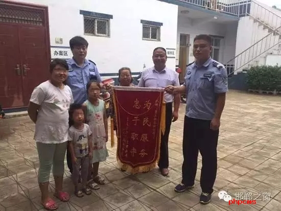 8月份，雞澤縣局店上派出所在開(kāi)展入戶訪查工作中了解到，2011年，浮東三村村民孟某與外地女子唐某（云南省昭通市人）結(jié)婚，戶口沒(méi)有遷移，因是二婚，妻子唐某帶有的三個(gè)孩子也跟隨孟某生活，三個(gè)孩子均沒(méi)有戶口。不幸的是，其妻子唐某在2015年年底因車禍死亡，三個(gè)孩子無(wú)法取得醫(yī)學(xué)證明，就一直未能申報(bào)戶口。民警在獲悉此情況后，主動(dòng)上門(mén)對(duì)這3個(gè)無(wú)戶口孩子進(jìn)行入戶調(diào)查，經(jīng)過(guò)一周的緊張工作，雞澤縣局店上派出所會(huì)同縣局戶政股為這3個(gè)孩子解決了戶口問(wèn)題，最終將3個(gè)孩子的戶口頁(yè)交到孟某手中。