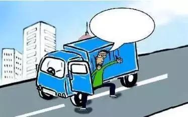 2月27日凌晨，邯鄲市一名男子套用其表哥A2駕駛證信息駕駛大貨車進入市區(qū)，沒成想因為嘴角的一顆痣被交警看出破綻，不僅被公安機關(guān)依法行政拘留了15天，而且被罰款1500元。在事實面前，駕駛?cè)瞬坏貌怀姓J(rèn)自己無證，試圖用表哥的駕駛證蒙混過關(guān)。